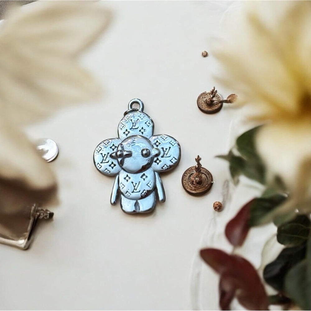 NWOT Louis Vuitton Vivienne Charm